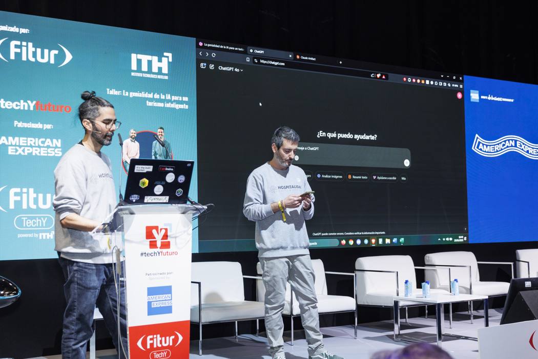 Albert Pérez y Gian Franco Mercado durante una demostración de inteligencia artificial en FITUR
