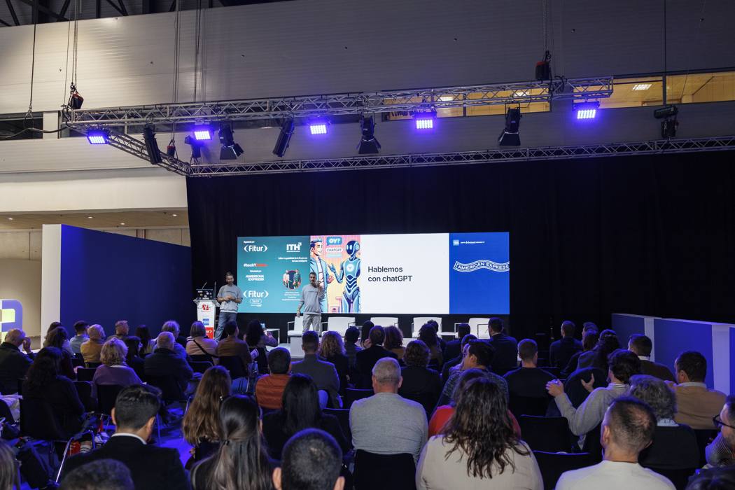 El equipo de Hospitalidad Emprendedora impartiendo un taller de IA en FITUR ante el público